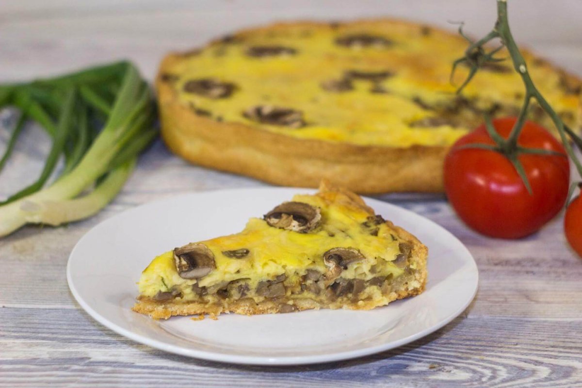 Пирог с шампиньонами и сыром