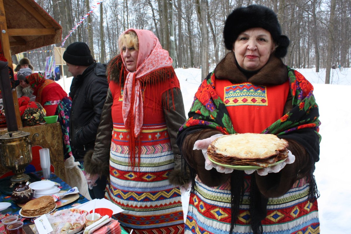 Раздача блинов на Масленицу