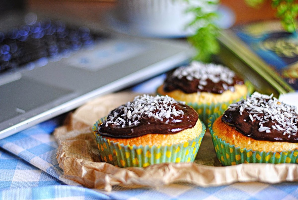 Красивые пирожные и кофе