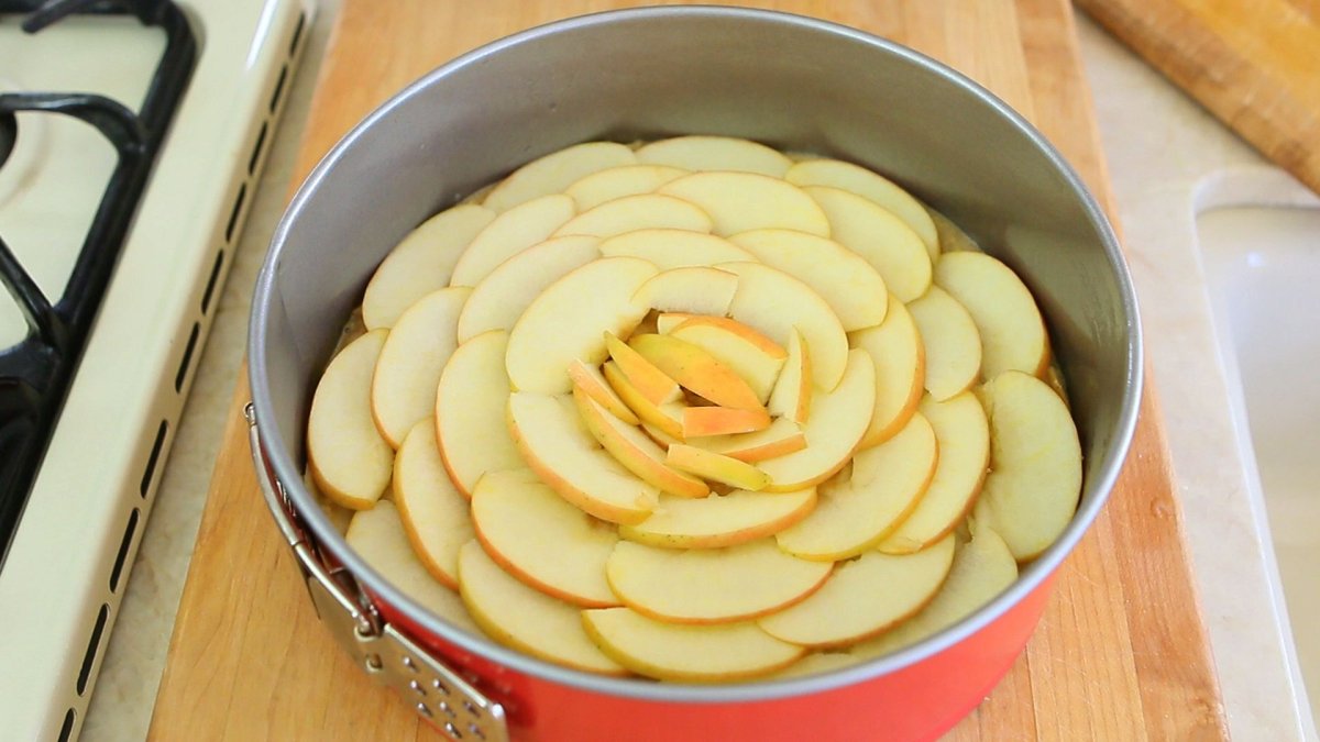 Творожный пирог с яблоками в духовке
