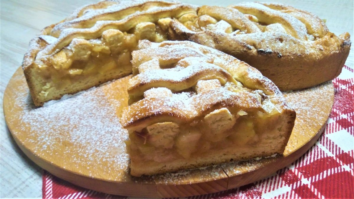 Шарлотка с яблочным повидлом