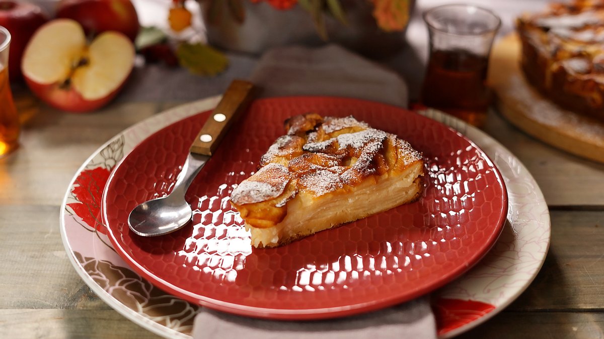 Шарлотка с карамелизированными грушами