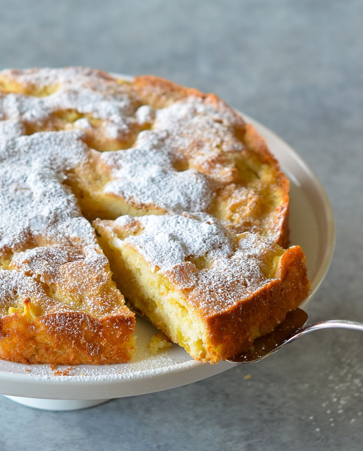 Шарлотка с яблоками