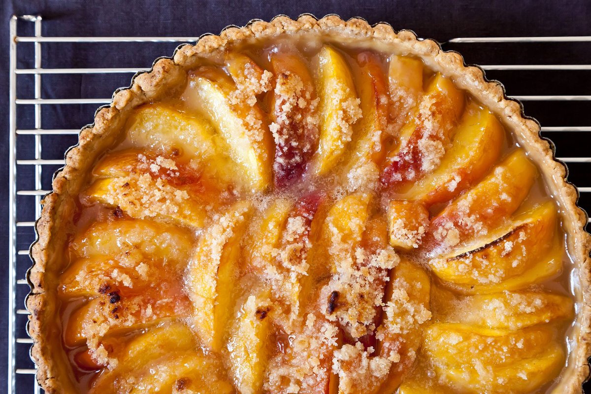 Песочный пирог с персиками