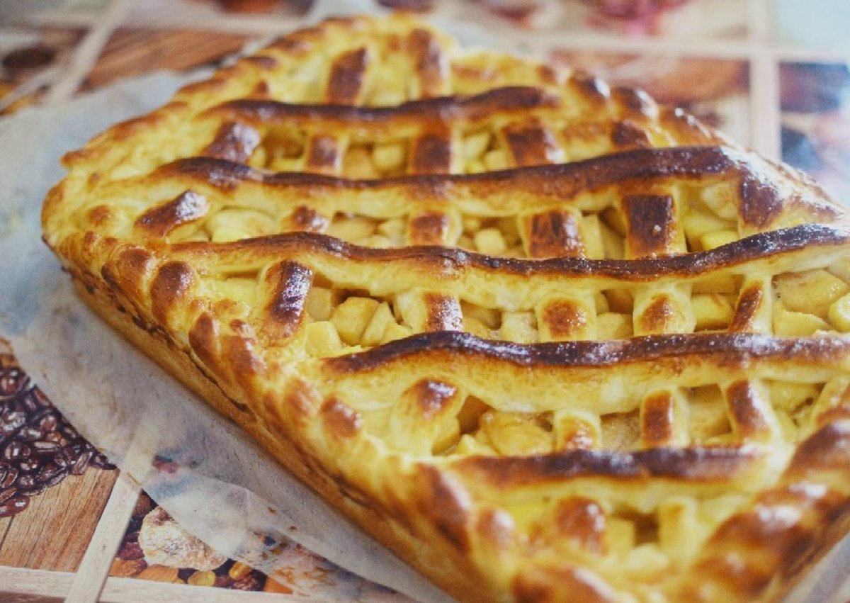 Песочный пирог с яблоками и безе