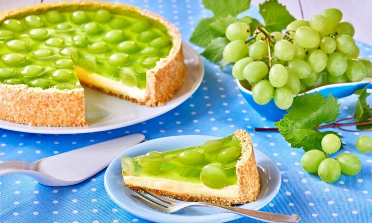 Шарлотка с виноградом