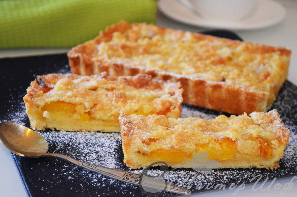 Пирог с творогом и клубникой