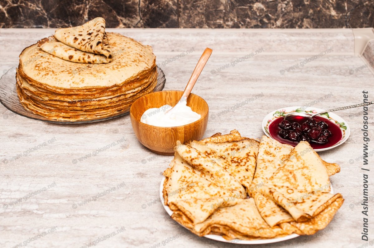 Блинчики со сметаной и вареньем