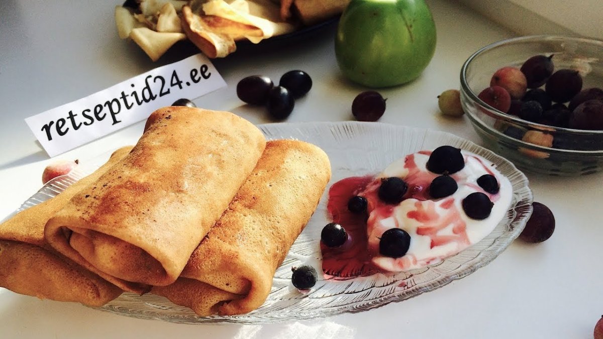 Блинчики с семгой и творожным сыром и огурцом