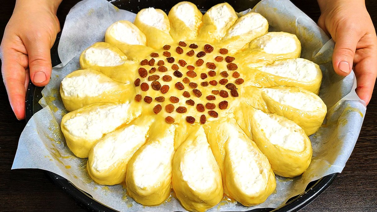 Домашний пирог на столе