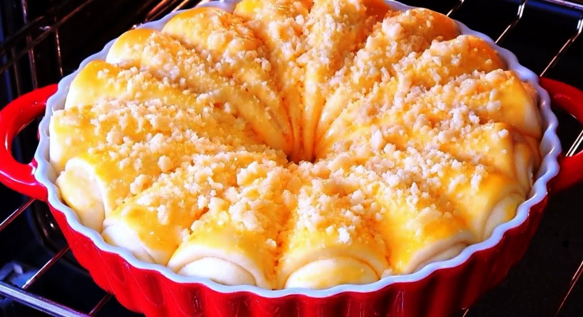 Шарлотка с творогом и яблоками