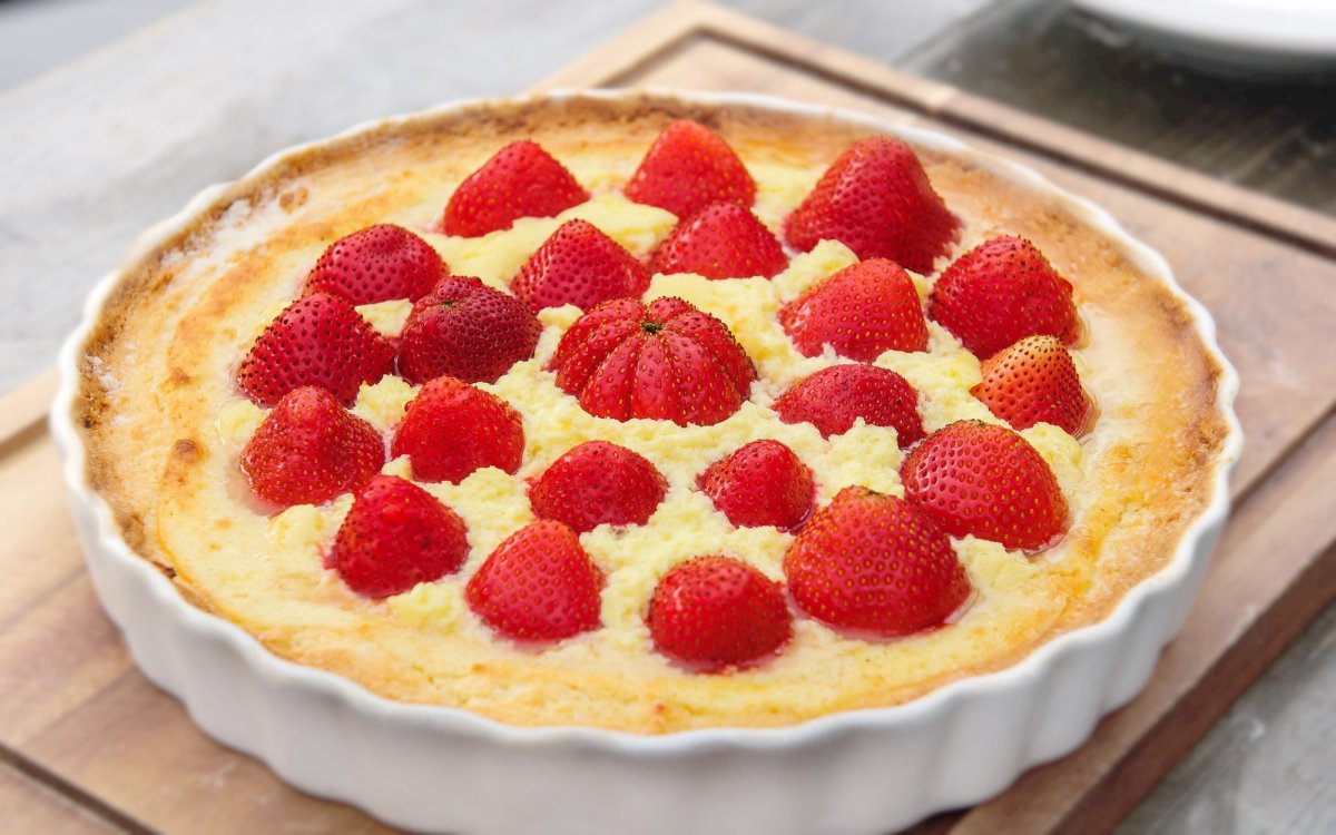 Пирог с заварным кремом и клубникой