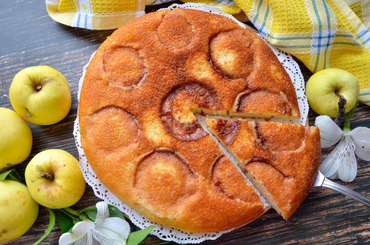 Шарлотка с яблоками на сковороде