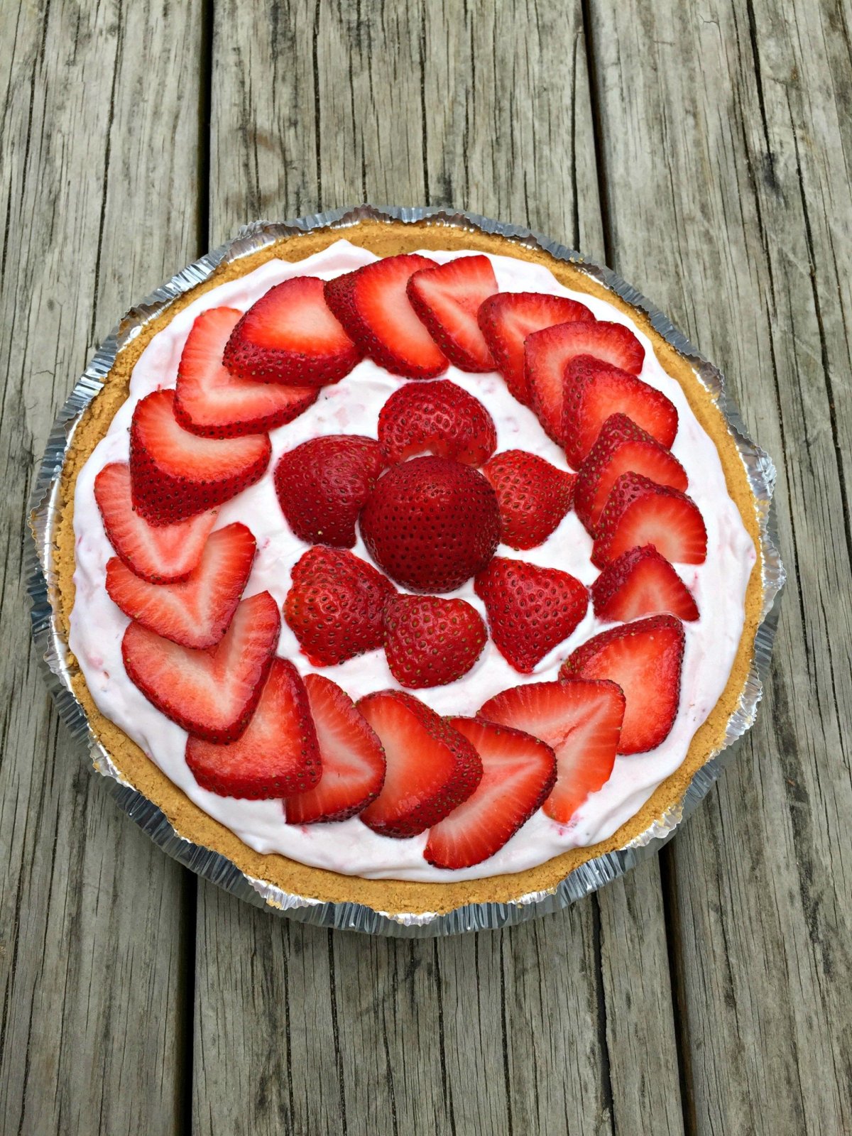 Чизкейк украшенный клубникой