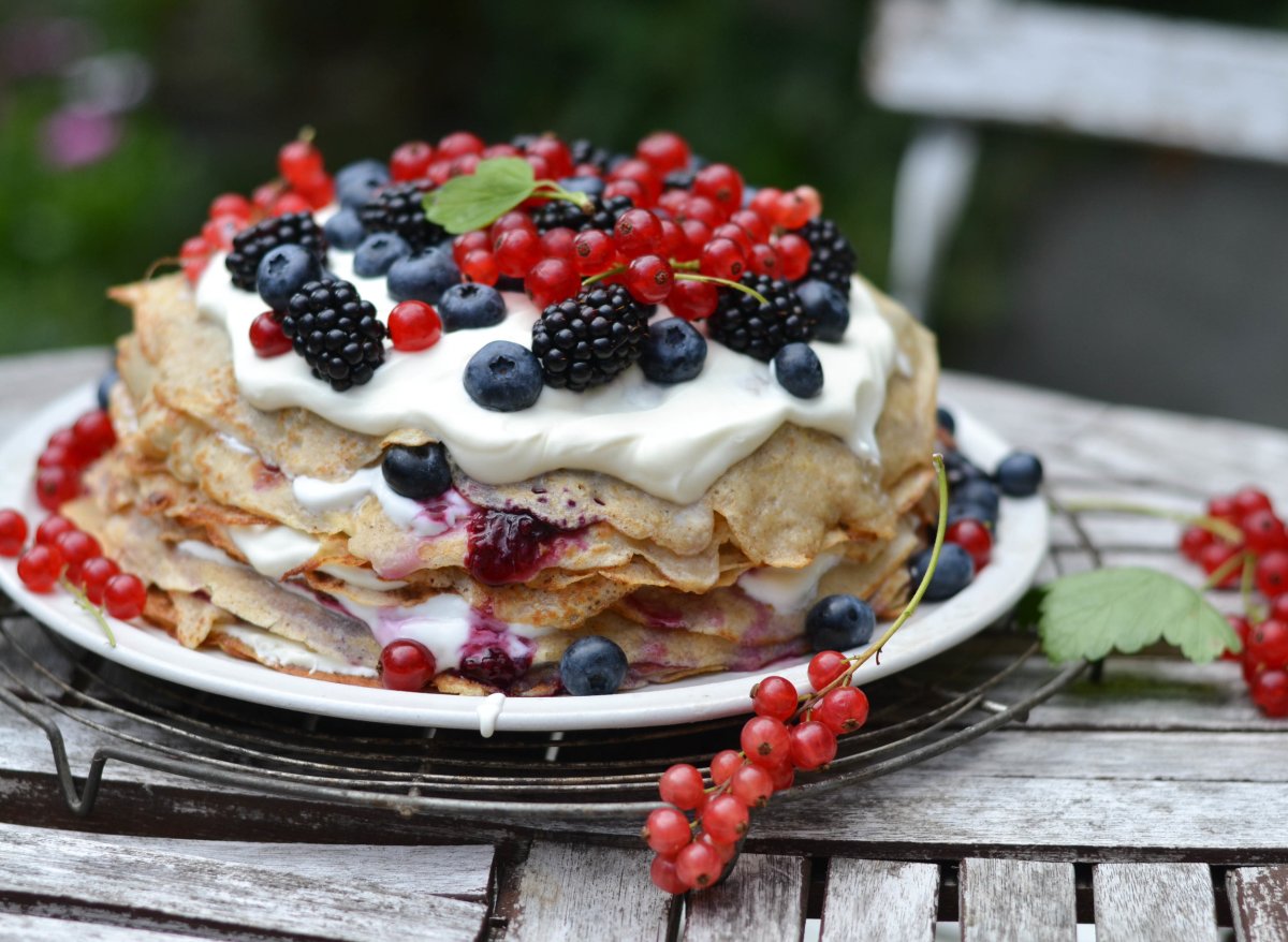 Сладкий пирог с яблоком и брусникой