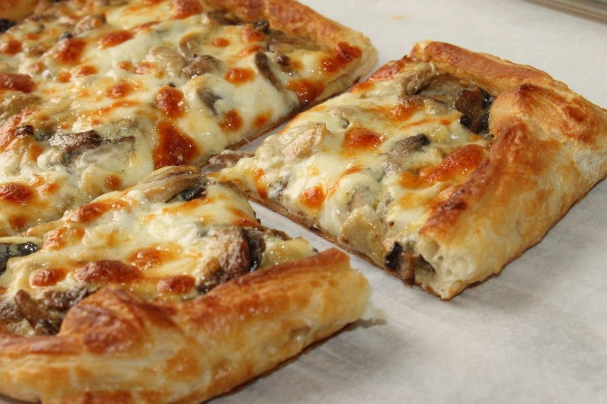 Слоеный пирог с курицей и сыром
