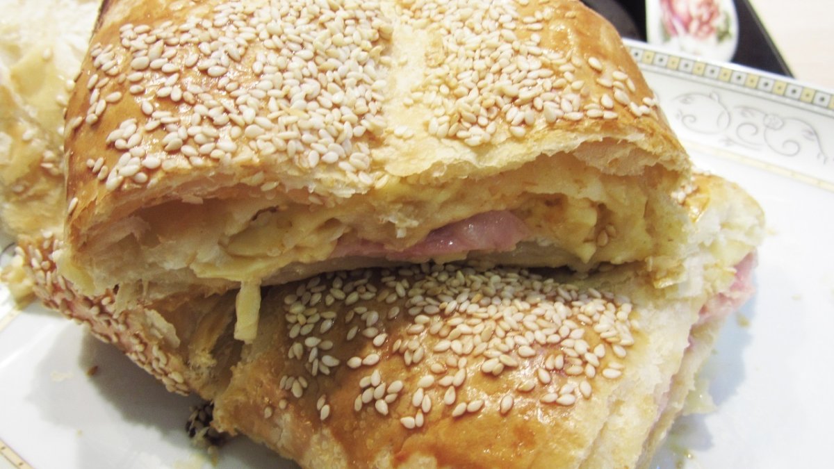 Пирог с адыгейским сыром и зеленью