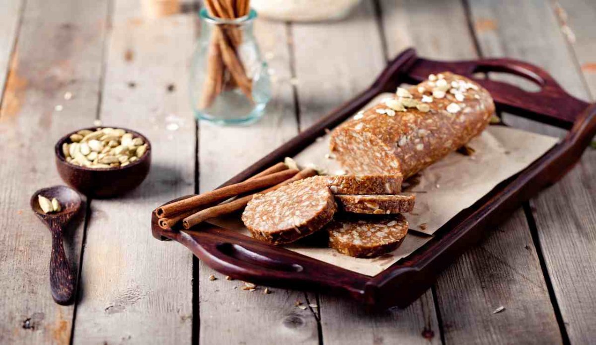 Шоколадная колбаса с грецкими орехами