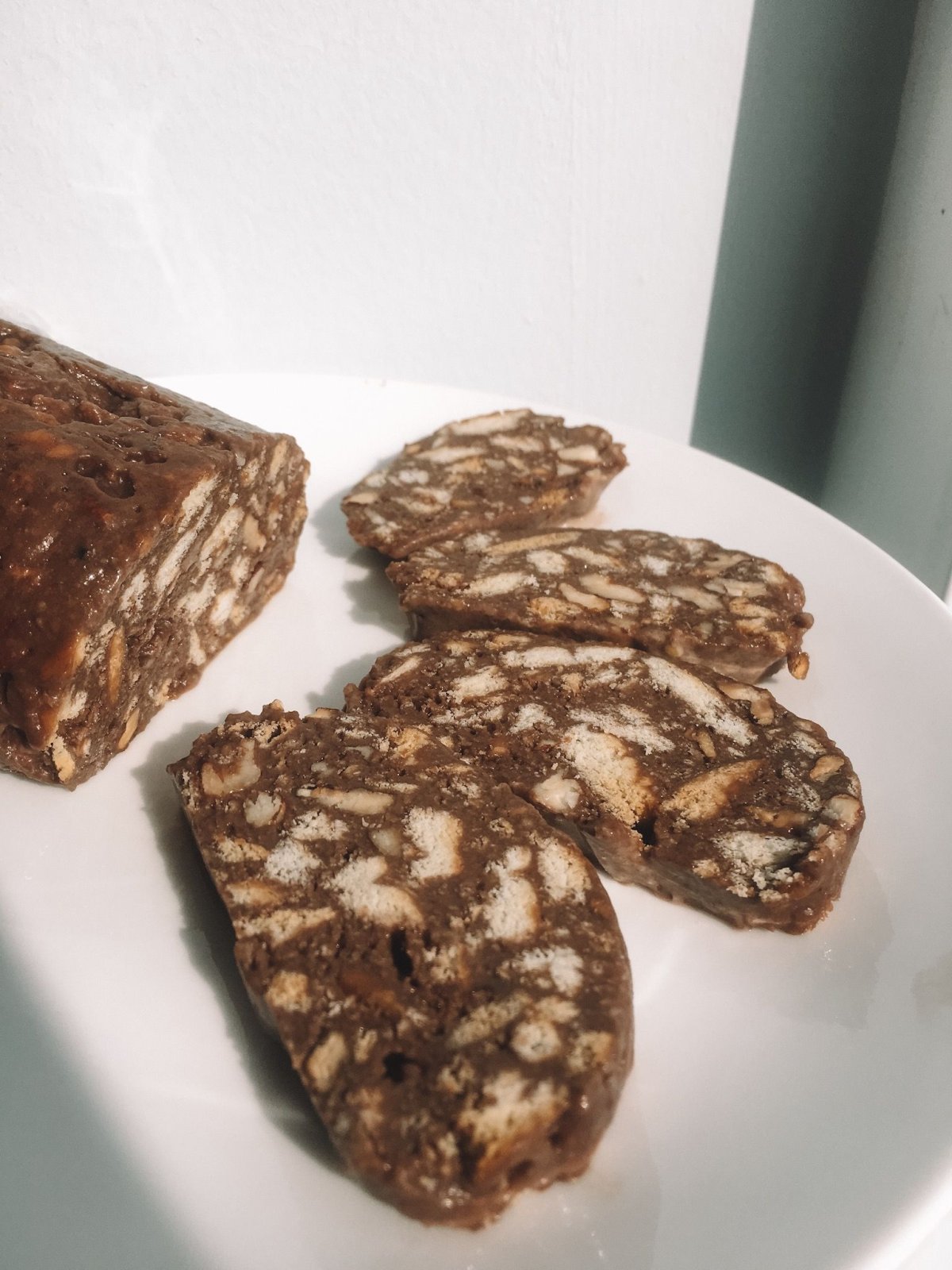 Шоколадная колбаса с орехами