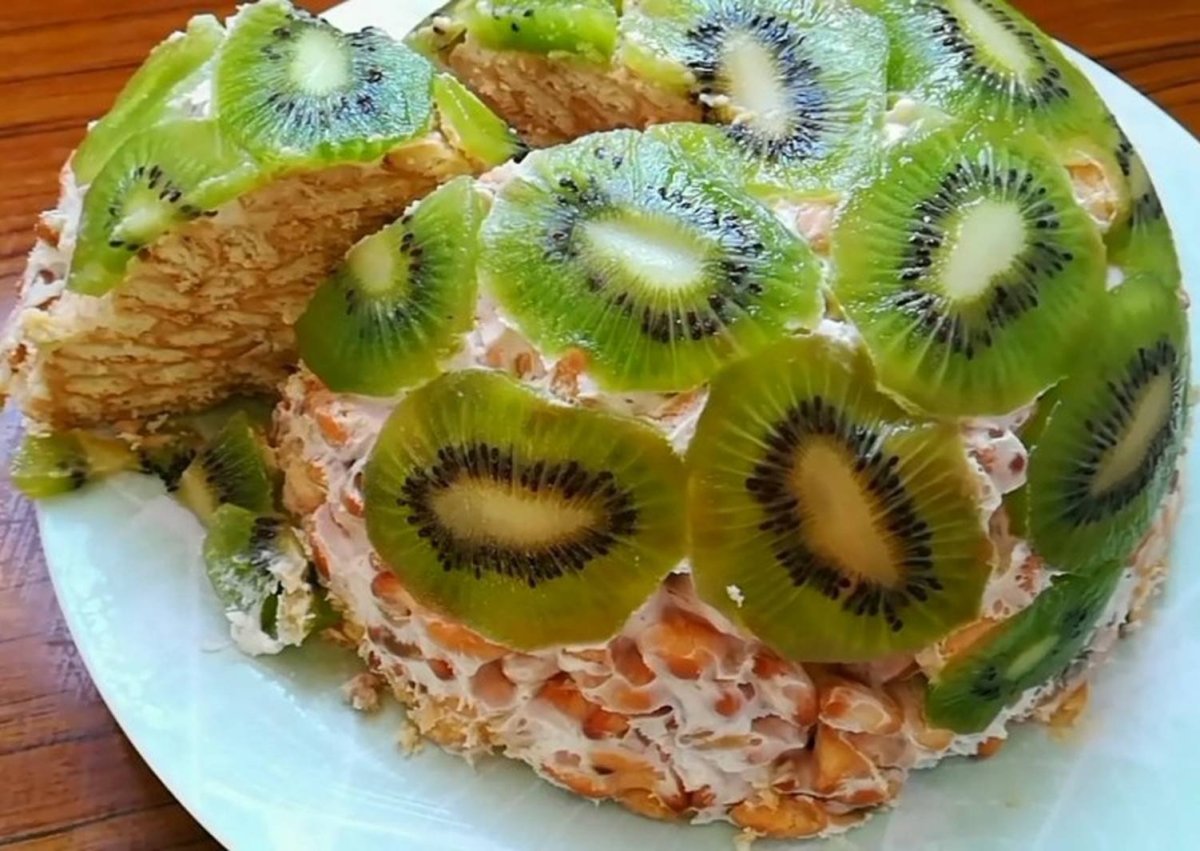 Торт из крекера рыбки со сметаной и бананом и киви