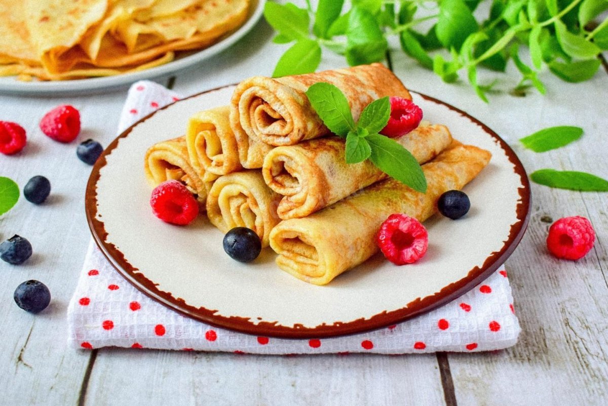 Сервировка стола с блинами
