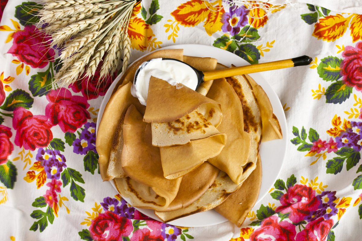 Блины с клубникой и миндалем