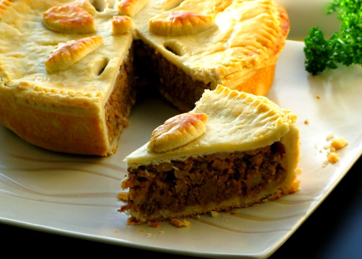 Пирог с мясом из песочного теста