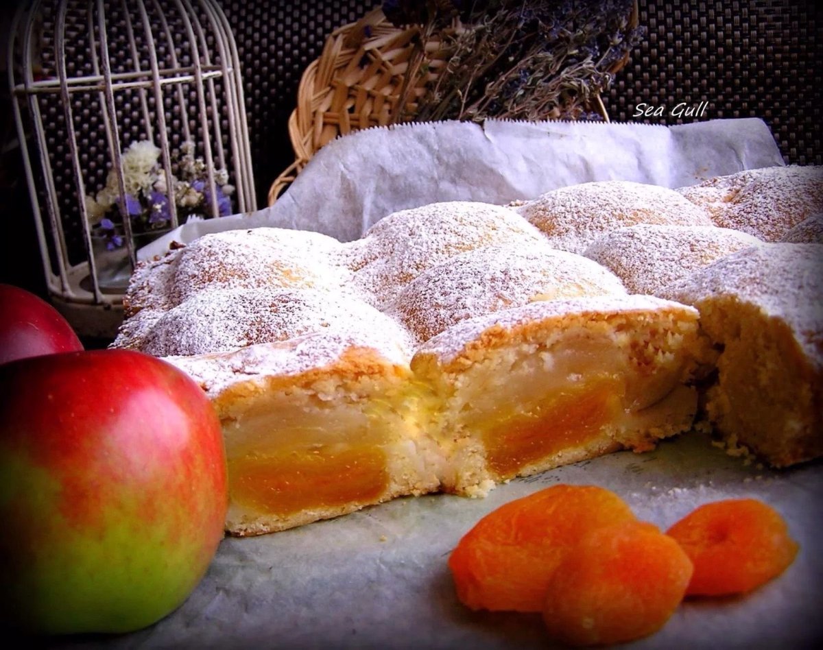 Пирог из творожного теста с яблоками