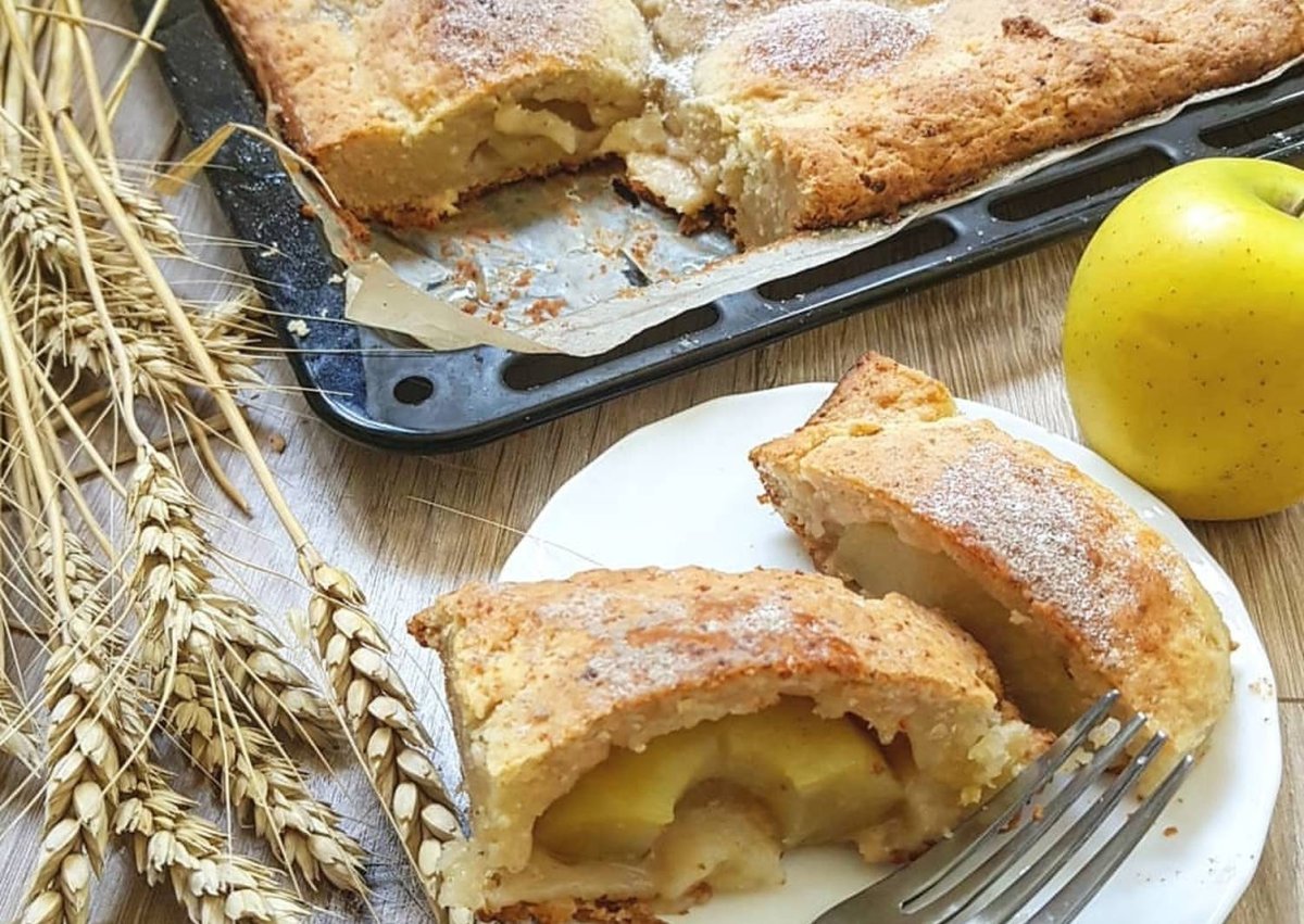 Пирог из творожного теста с яблоками