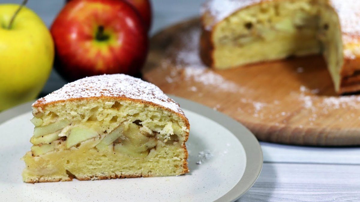 Шарлотка со сметаной и яблоками в духовке