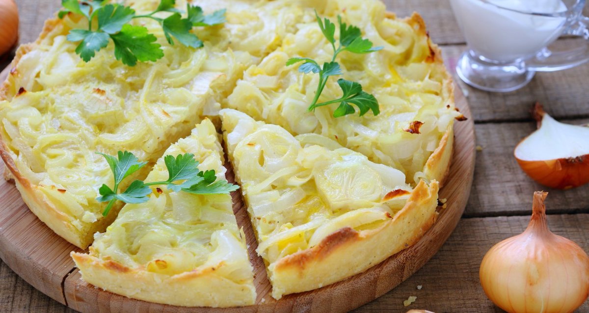 Пирог с луком и сыром