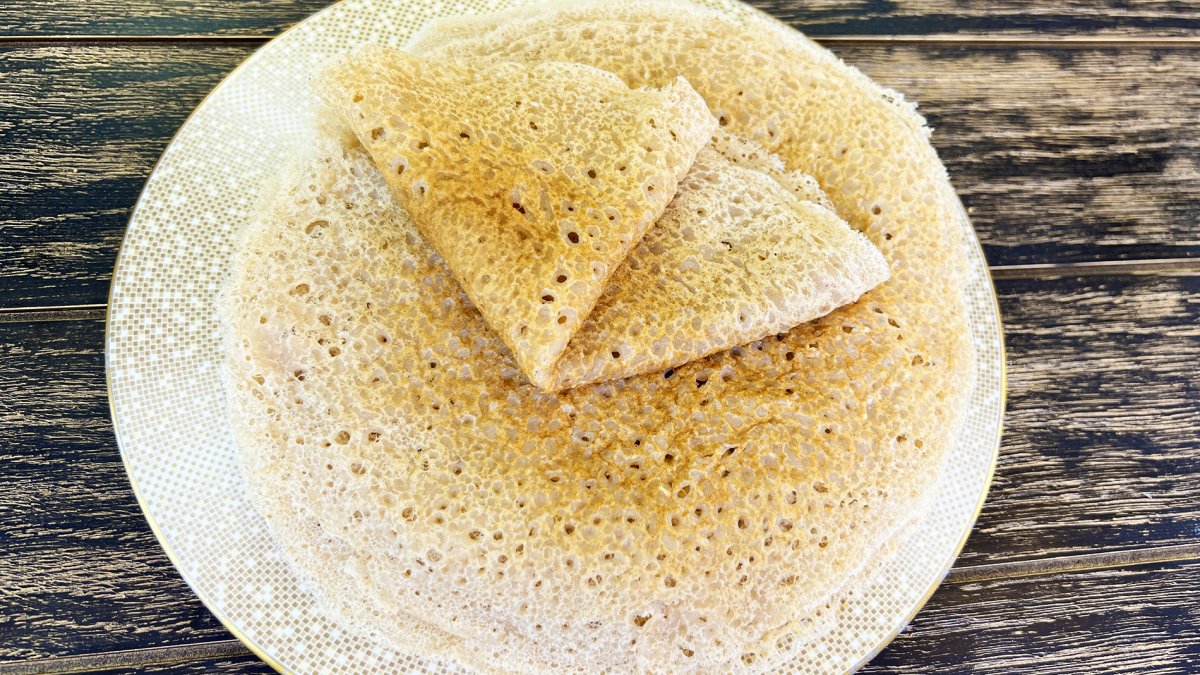Блины с медом и ягодами