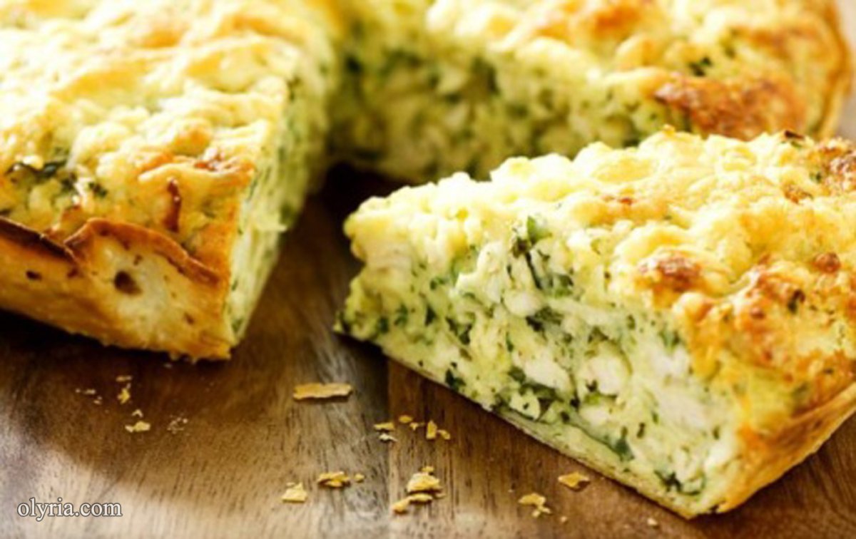 Чесночный пирог с зеленью и сыром