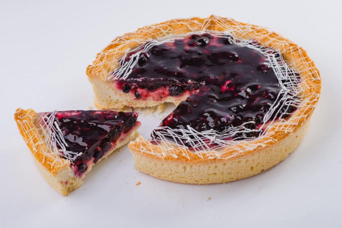 Красивая шарлотка с яблоками