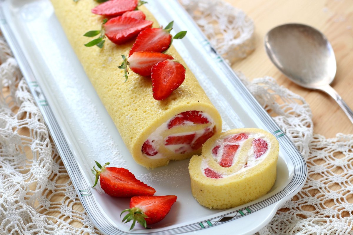 Рулет украшенный клубникой