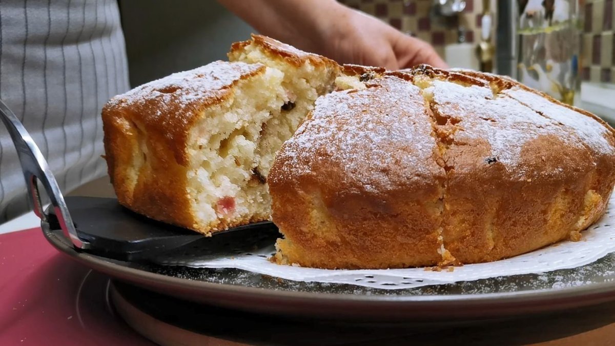 Выпечка с вишней