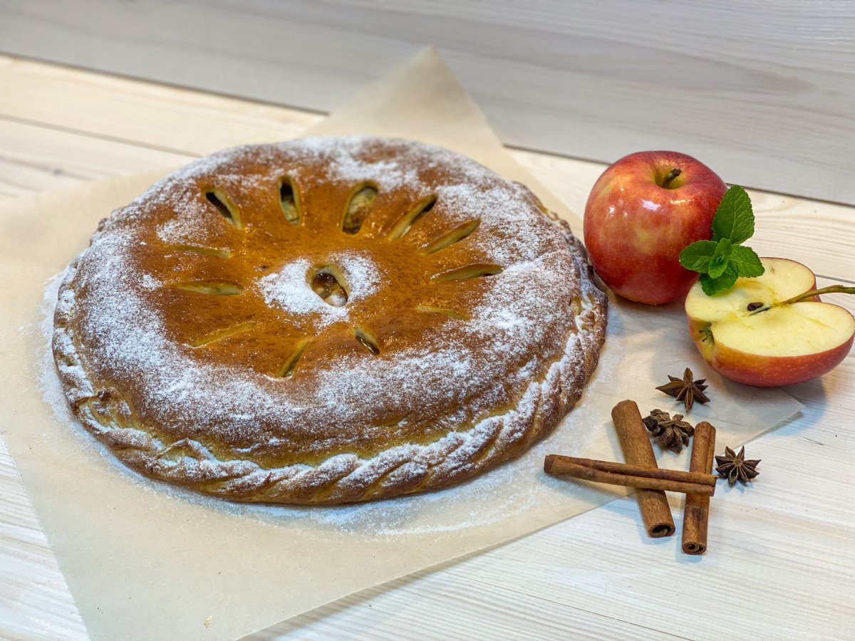 Яблочный пирог на молоке с корицей