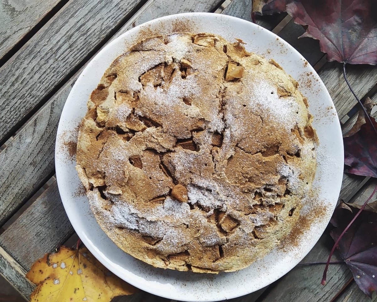 Шарлотка с корицей