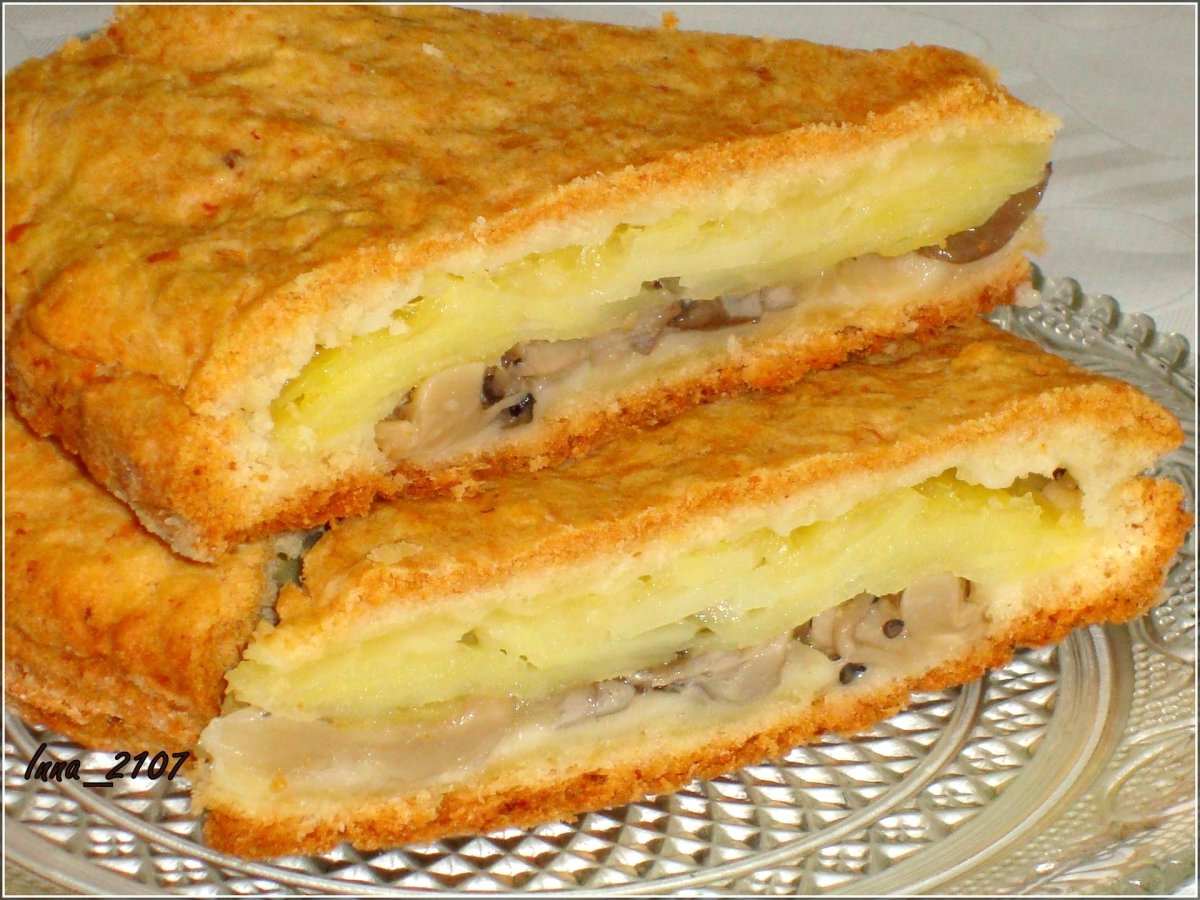 Открытый мясной пирог из картофельного теста