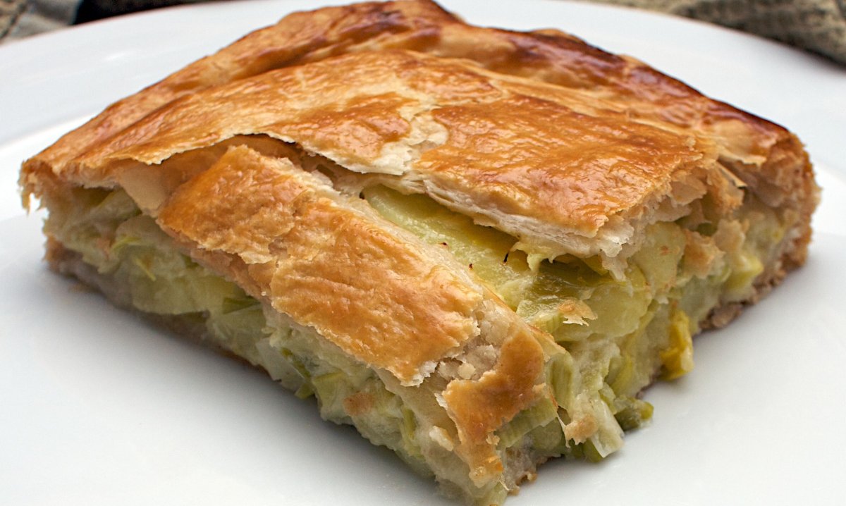 Пирог с рыбными консервами и картошкой