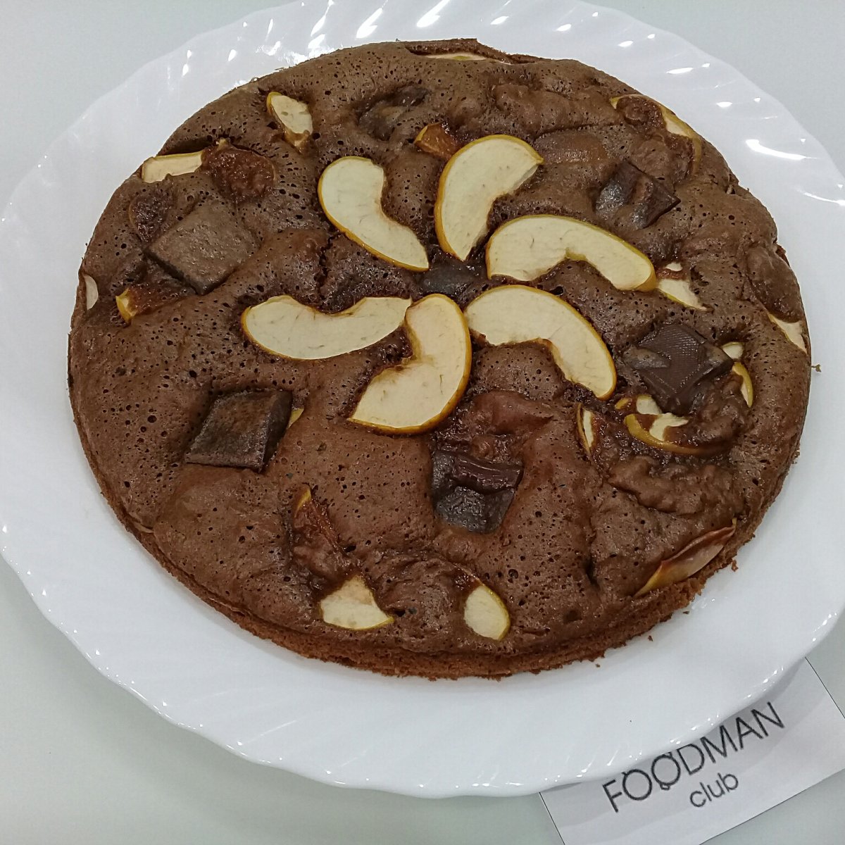 Шоколадная шарлотка с яблоками