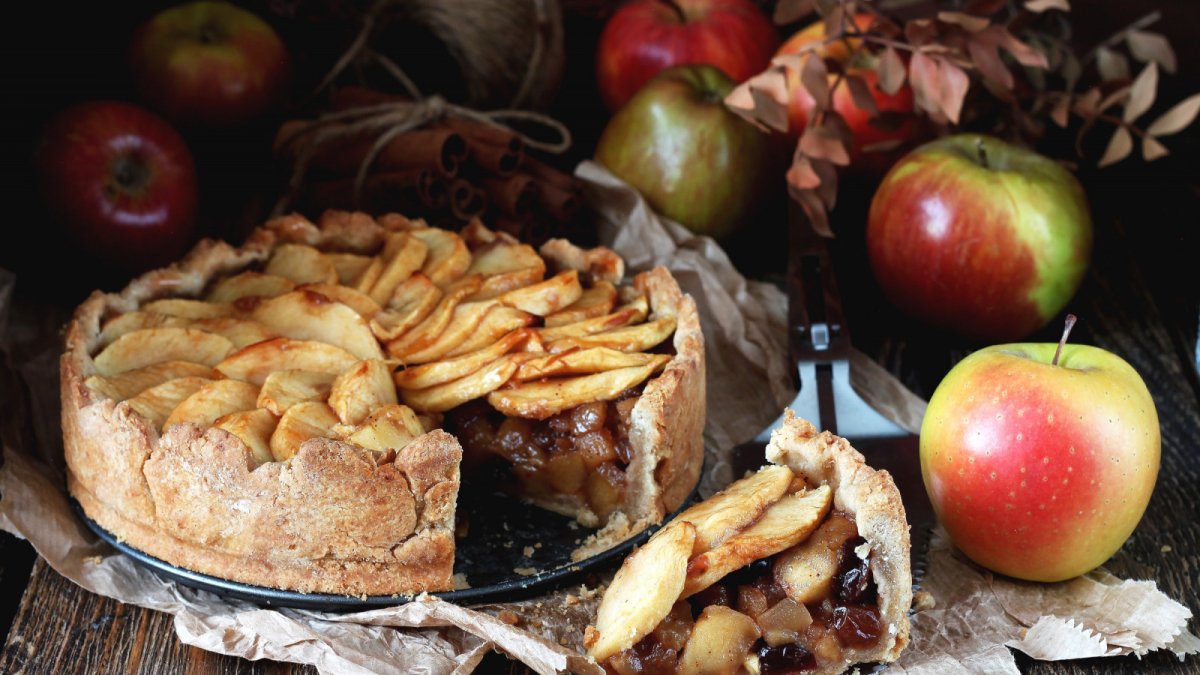 Шарлотка с карамелизированными грушами