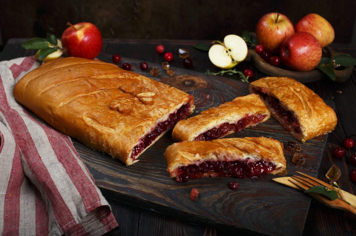 Пирог с клюквой и яблоками