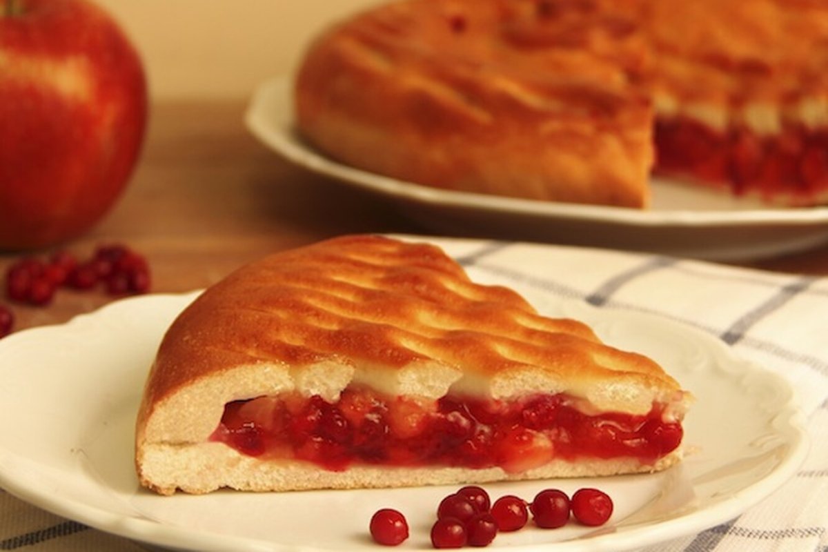 Пирог с яблоком и брусникой