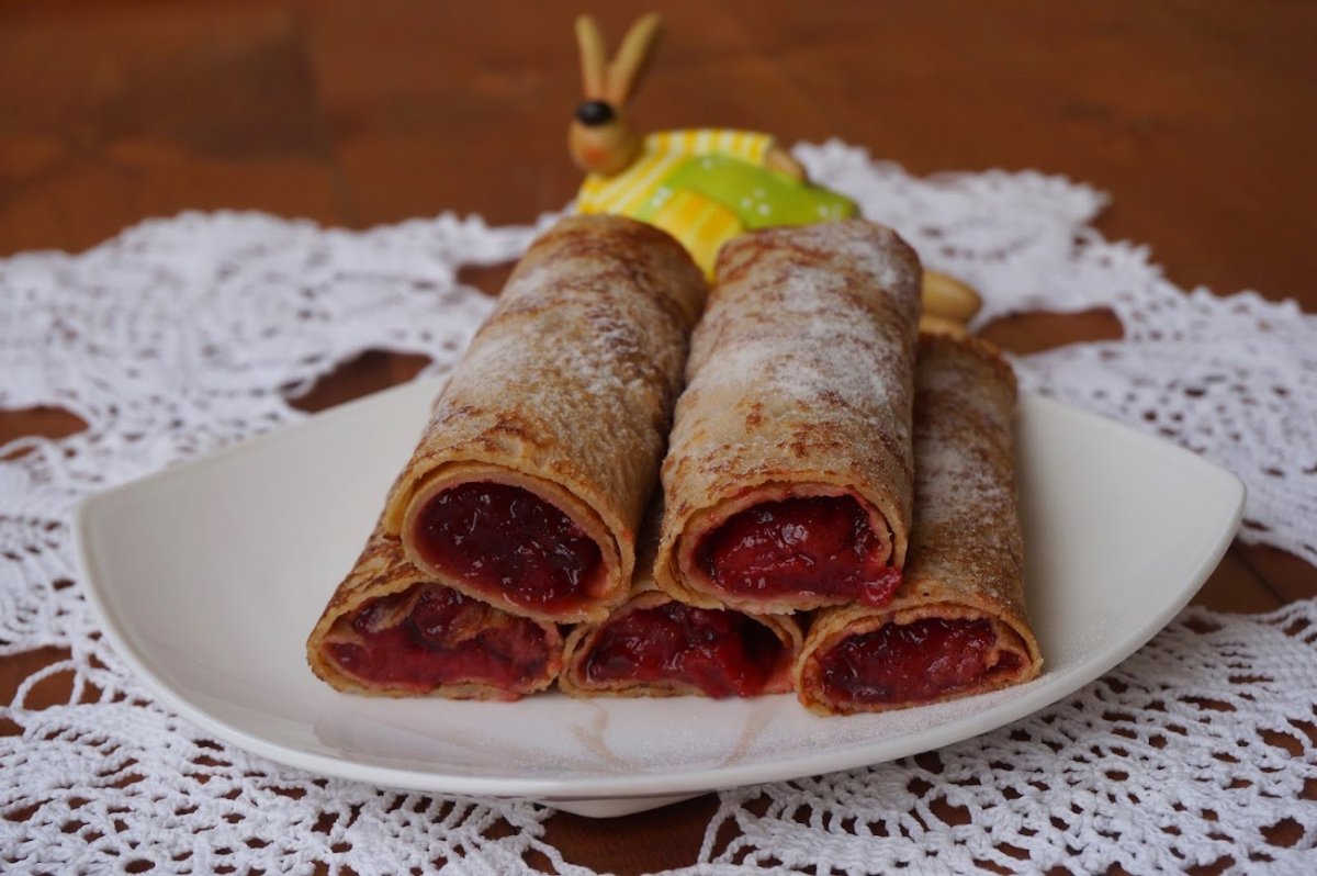 Блины с вишневым вареньем