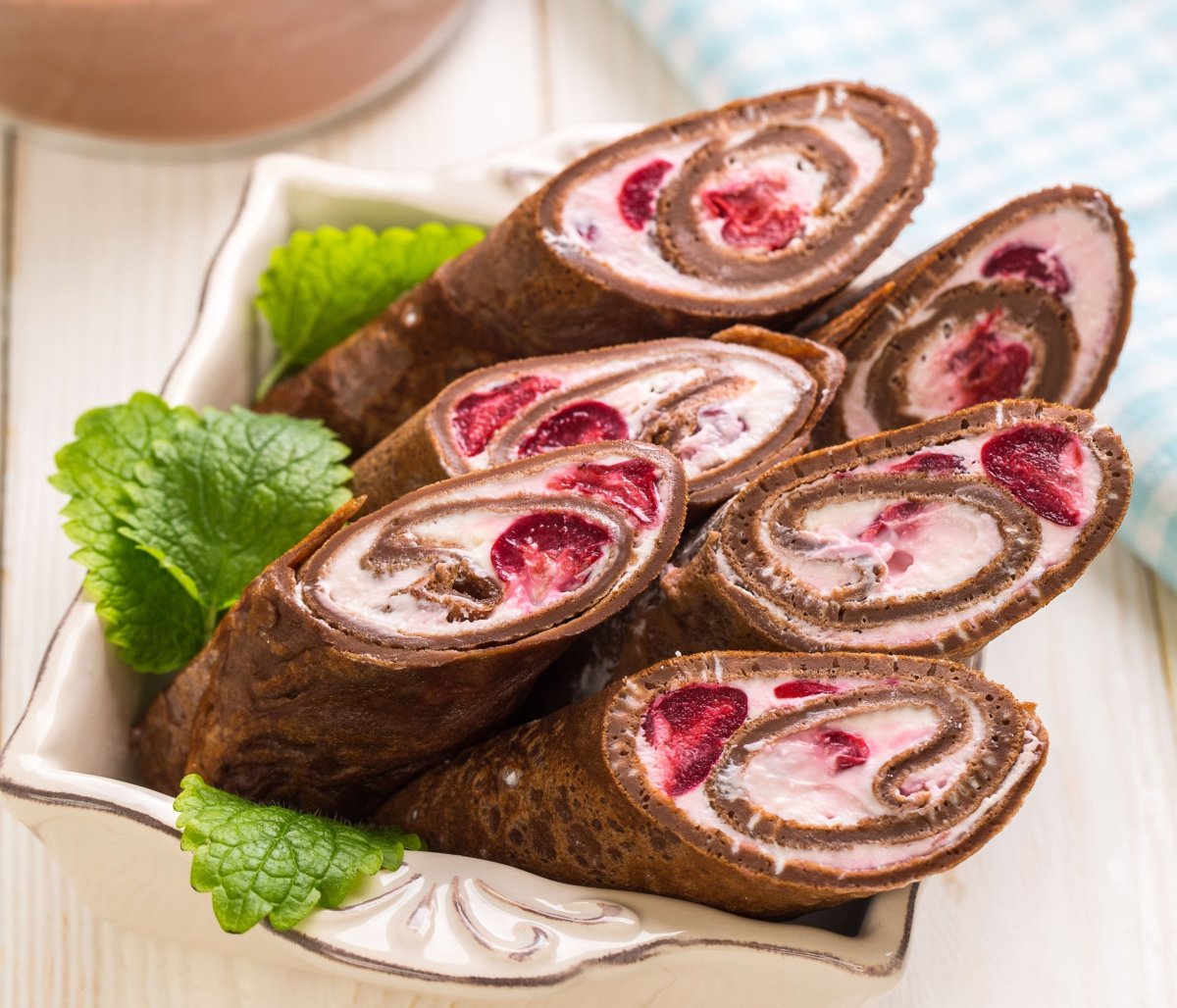 Блинчики с творогом и клубничным соусом