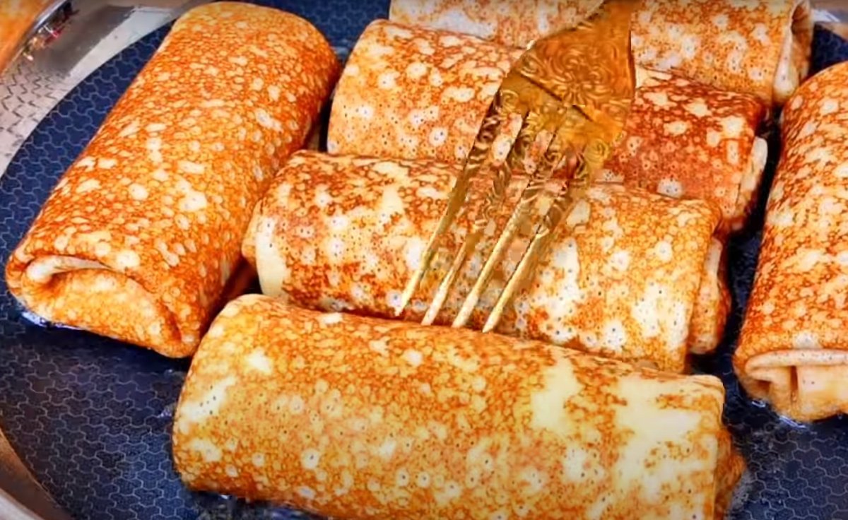 Блины на белом фоне