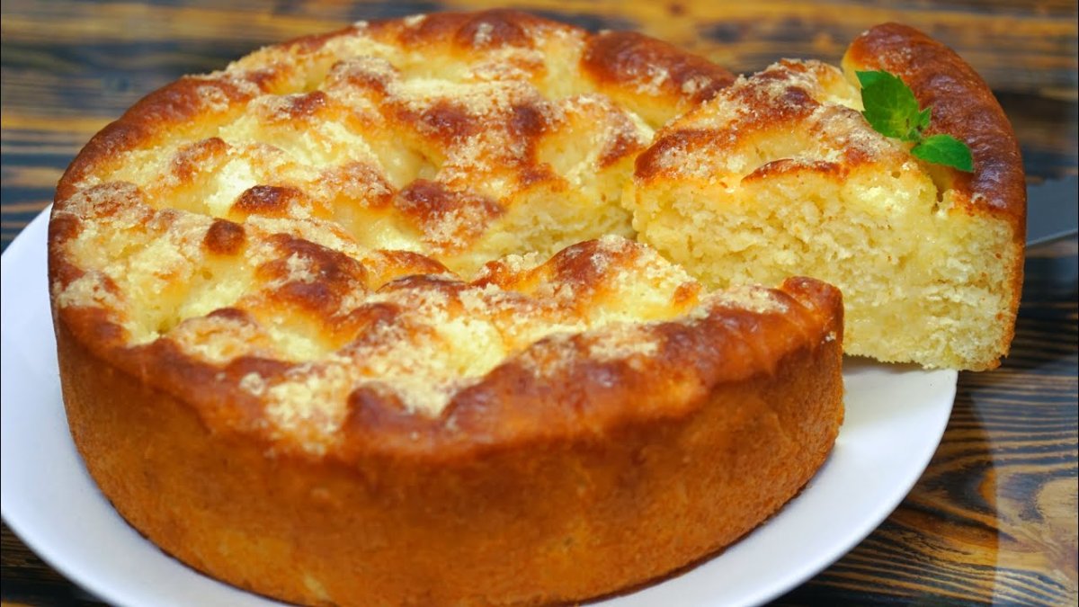 Шарлотка с творогом и яблоками