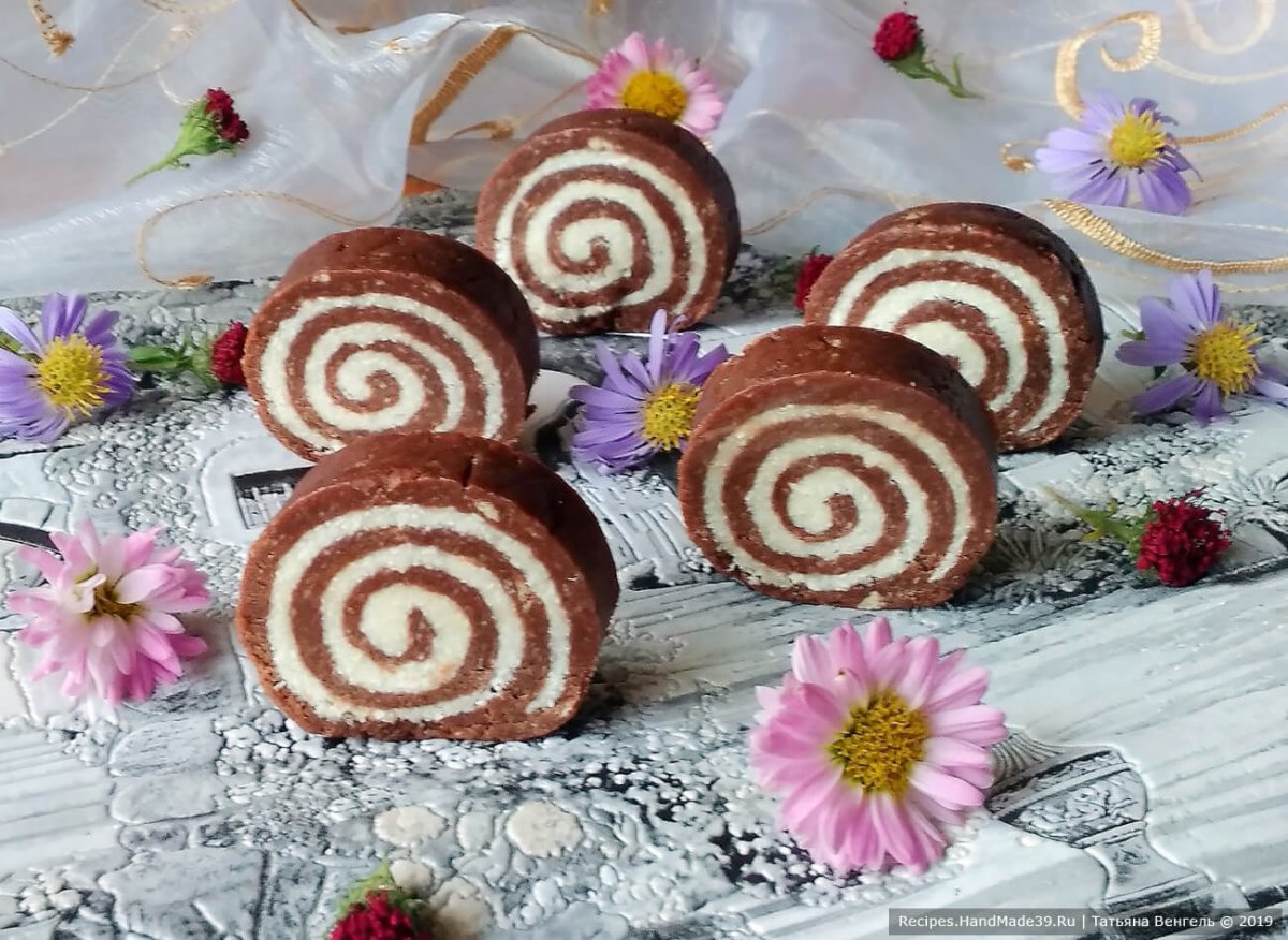 Шоколадный рулет с шоколадным муссом и шоколадным соусом