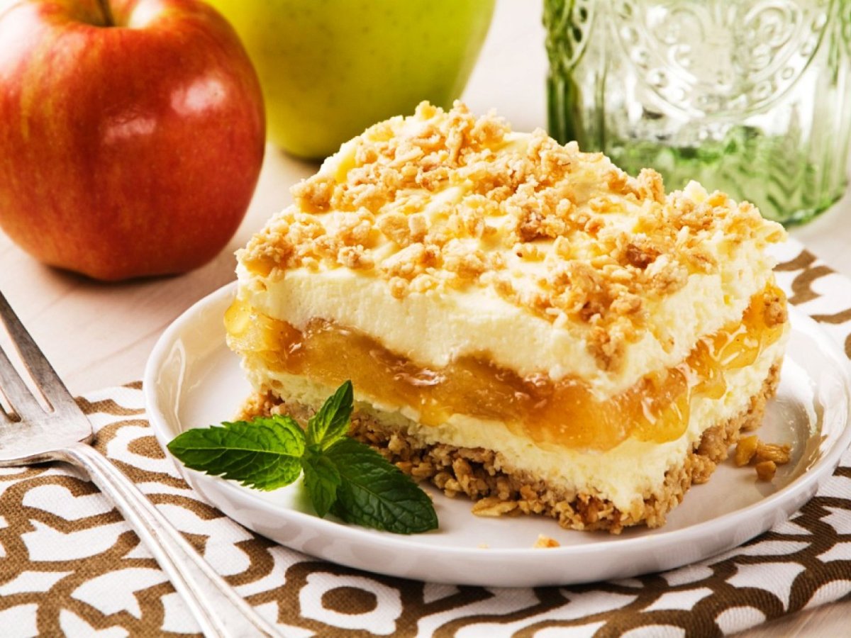 Шарлотка с тертыми яблоками